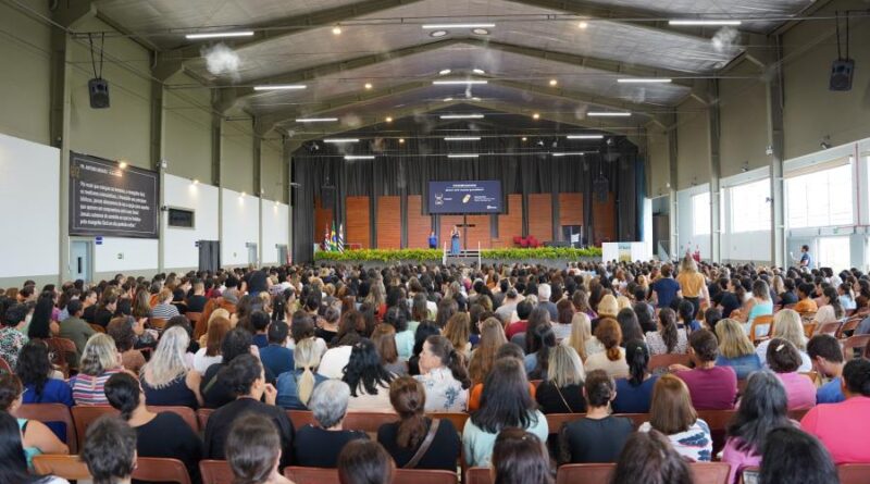 Evento com profissionais da Educação marca início do ano letivo